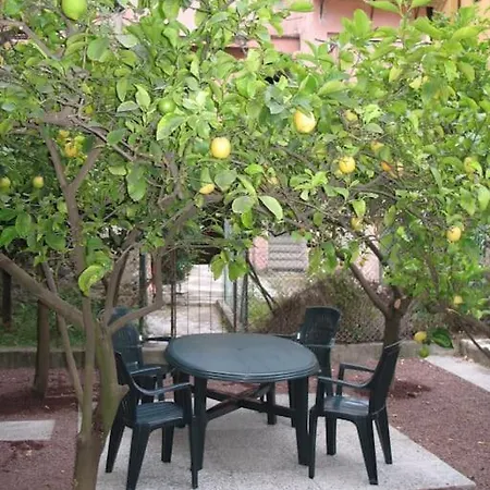 With Private Garden Lägenhet Finale Ligure